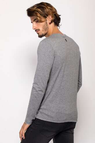 חולצת טי בטקסטורת מלאנג´ ובמראה שכבות