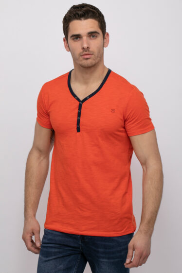 חולצת טי עם מפתח צוואר Y בצבע קונטרסטי