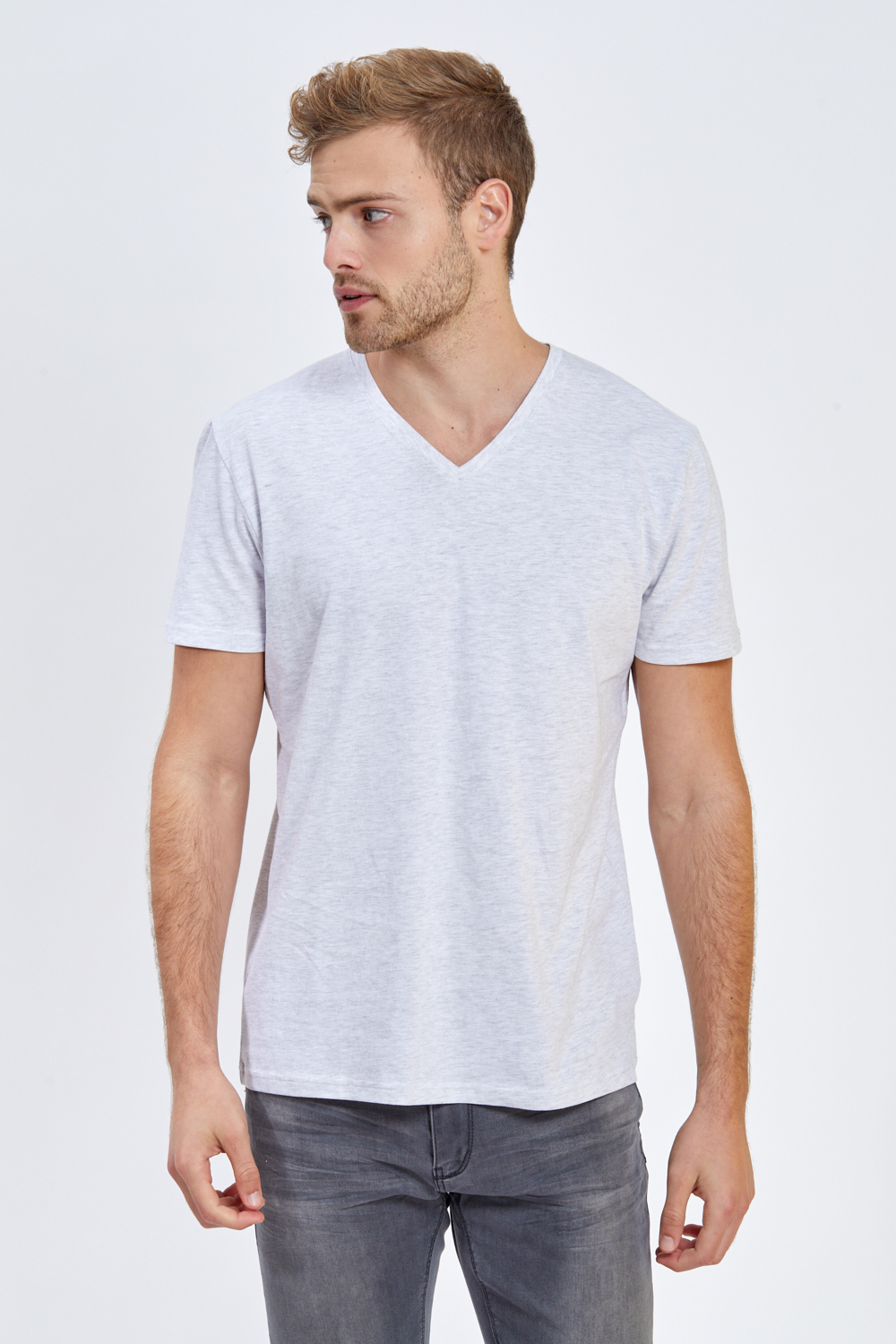 חולצת טי עם צווארון וי