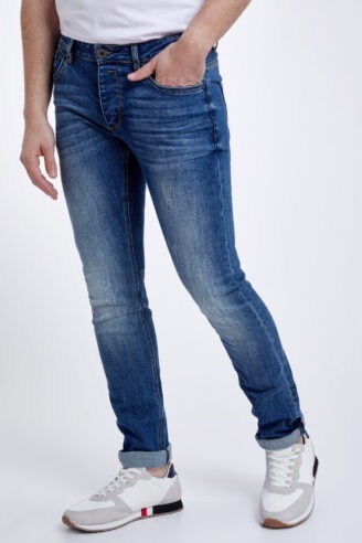 ג'ינס כחול עם שפשופים קלים