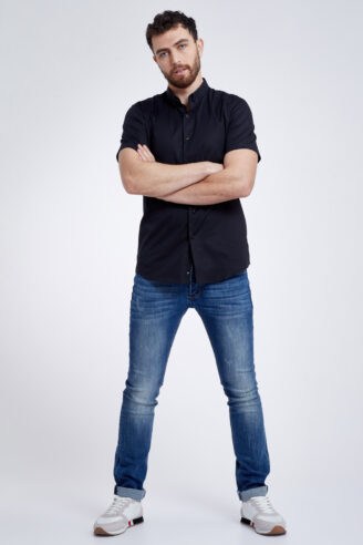 ג'ינס כחול עם שפשופים קלים