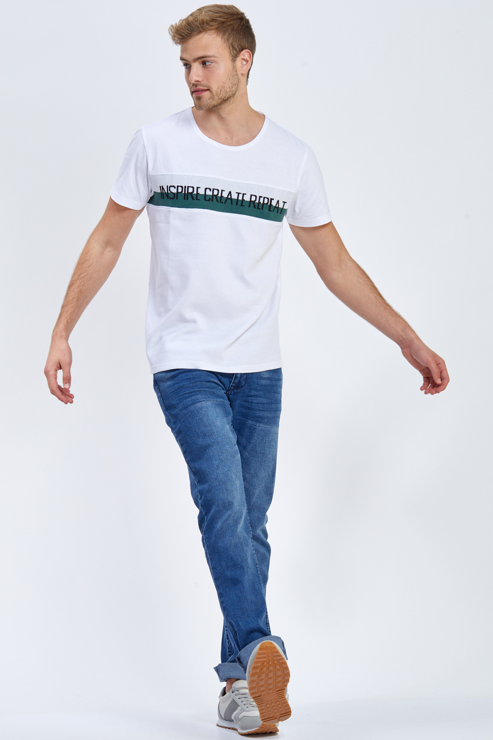 ג'ינס בסיס גזרה צרה