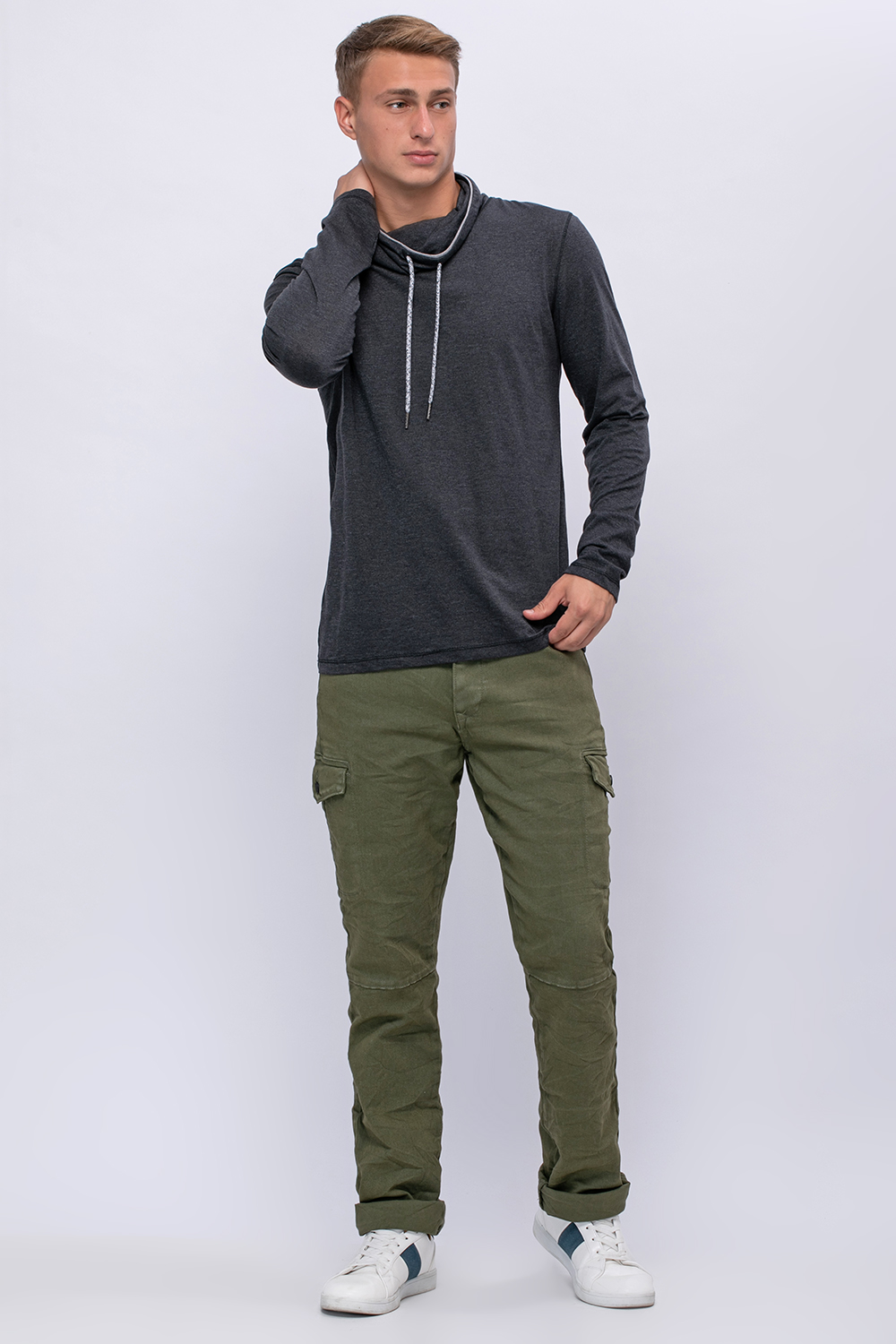 טי שירט צווארון גבוה ושרוך