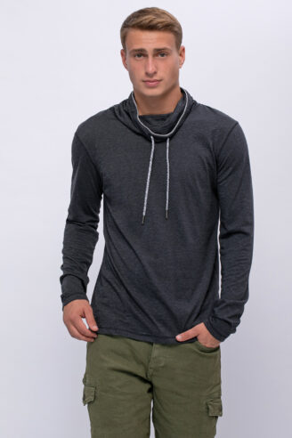 טי שירט צווארון גבוה ושרוך