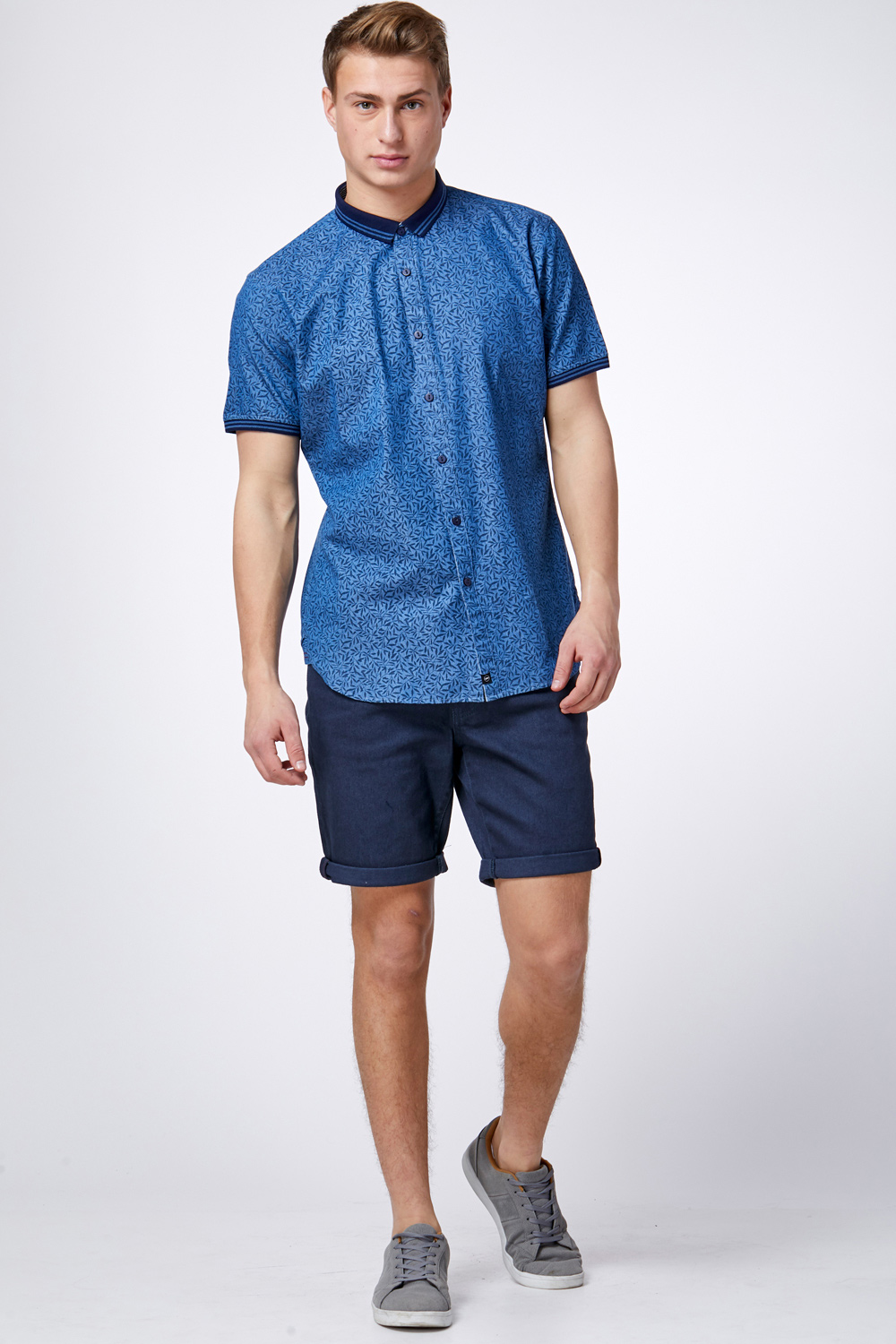 חולצת ג'ינס עם הדפס עלים