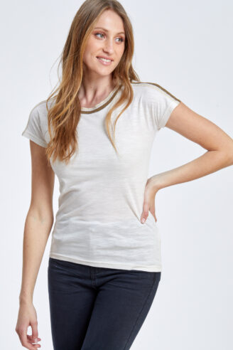 חולצה עם סרט חגיגי במחשוף