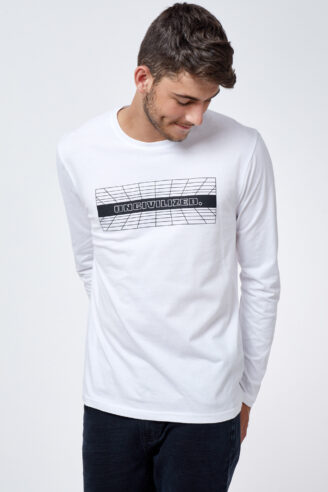 טי עם הדפס גאומטרי