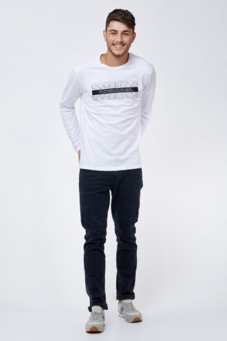 טי עם הדפס גאומטרי