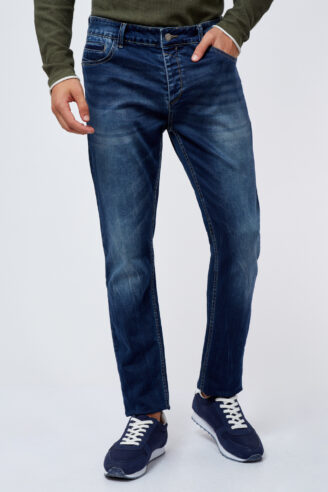 ג'ינס כחול שטוף מעוצב ג'ינס כחול שטוף מעוצב