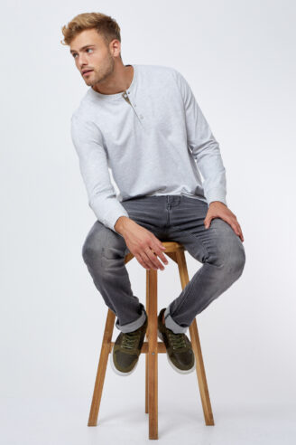 ג'ינס אפור מעוצב ג'ינס אפור מעוצב