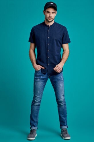 ג'ינס כחול משופשף עם קרעים