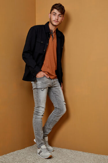 גינס אפור משופשף עם קרעים