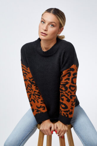 סוודר עם שרוולים מנומרים