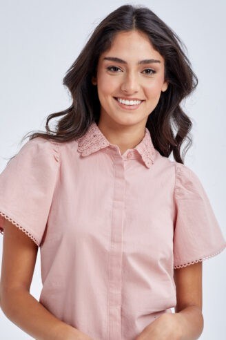 חולצת אריג עם צווארון תחרה