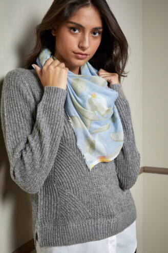 צעיף פרחוני בהיר צעיף פרחוני בהיר