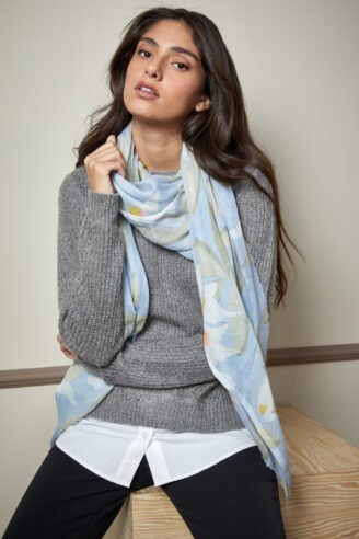 צעיף פרחוני בהיר