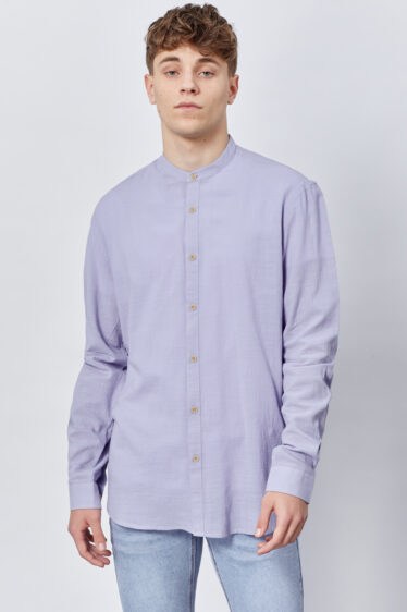 חולצה מבד קרפ עם אפקט קמטים וצווארון סיני