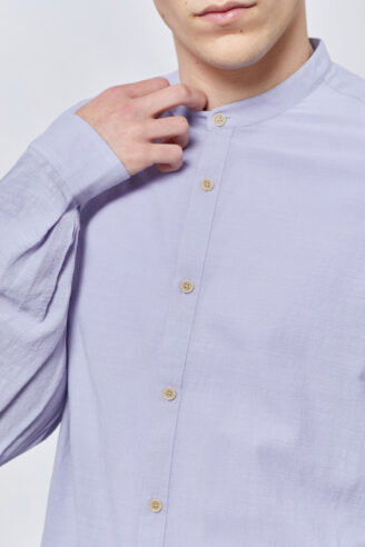 חולצה מבד קרפ עם אפקט קמטים וצווארון סיני