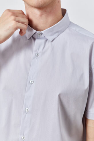 חולצת מכופתרת סטרץ' עם דוגמא עדינה