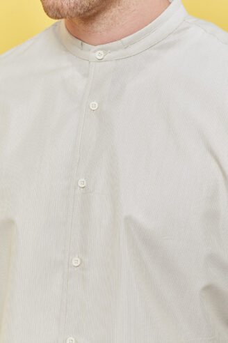 חולצה מכופתרת פסי סיכה בז' עם צווארון סיני