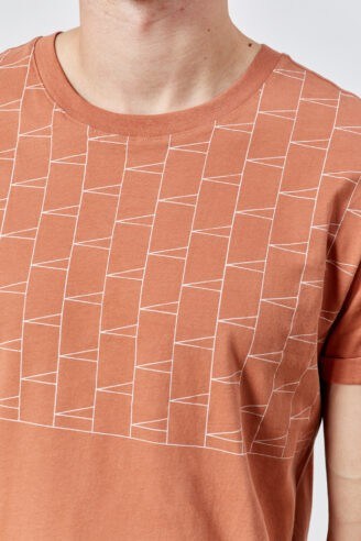 חולצת טי עם הדפס גאומטרי