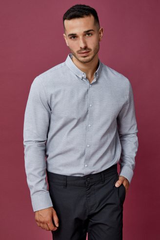 חולצה מכופתרת אלגנטית עם טקסטורה