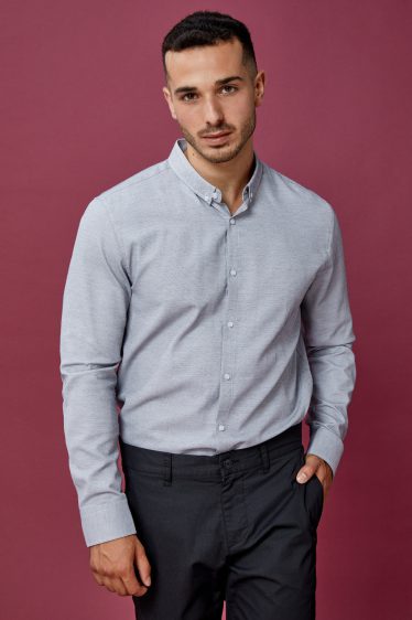 חולצה מכופתרת אלגנטית עם טקסטורה