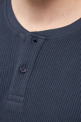 חולצת טי ואפל גדול עם כפתורים