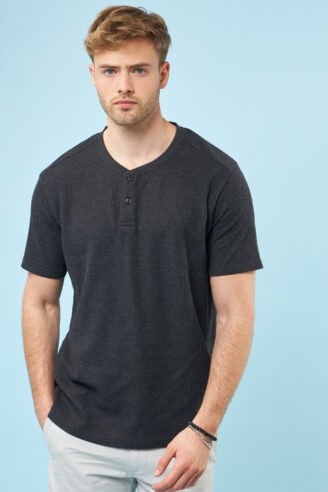 חולצת טי ואפל גדול עם כפתורים