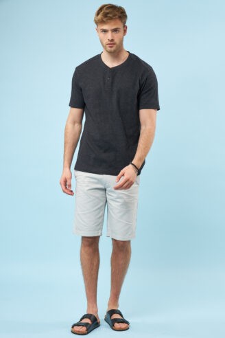 חולצת טי ואפל גדול עם כפתורים