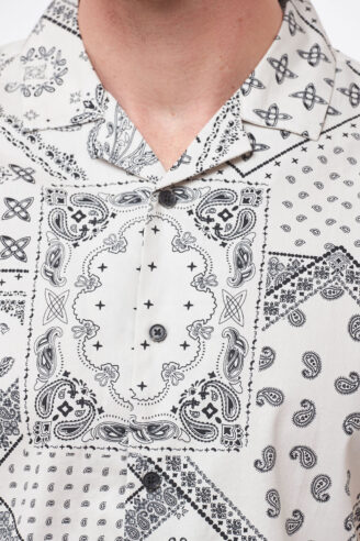 חולצה מכופתרת הדפס בנדנה