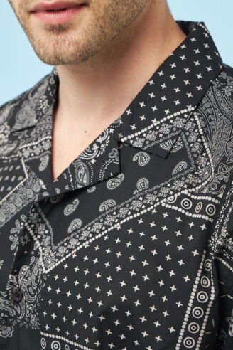 חולצה מכופתרת הדפס בנדנה