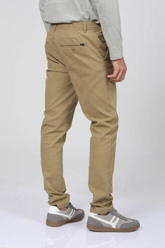 מכנסי צ'ינו בסיסים גימור פיצ' גזרה צרה