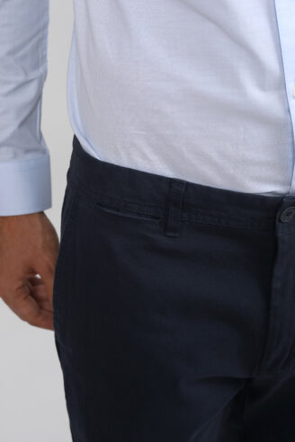 מכנסי צ'ינו בסיסים גימור פיצ' גזרה צרה