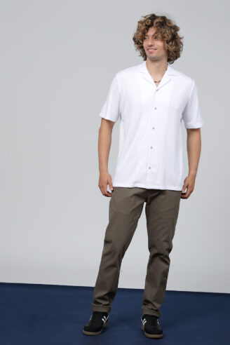 מכנסי צ'ינו בסיסים גימור פיצ' גזרה צרה