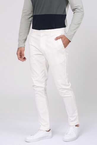 מכנסי צ'ינו בסיסים גימור פיצ' גזרה צרה