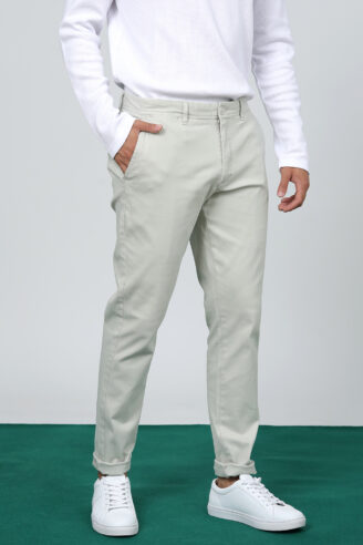 מכנסי צ'ינו בסיסים גימור פיצ' גזרה צרה