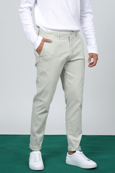 מכנסי צ'ינו בסיסים גימור פיצ' גזרה צרה