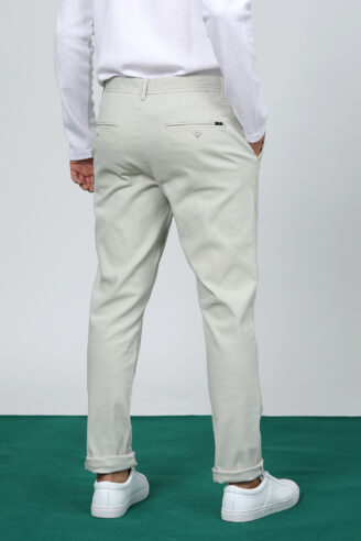 מכנסי צ'ינו בסיסים גימור פיצ' גזרה צרה