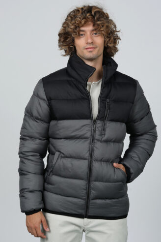 מעיל קוילט נפוח עם כובע נשלף