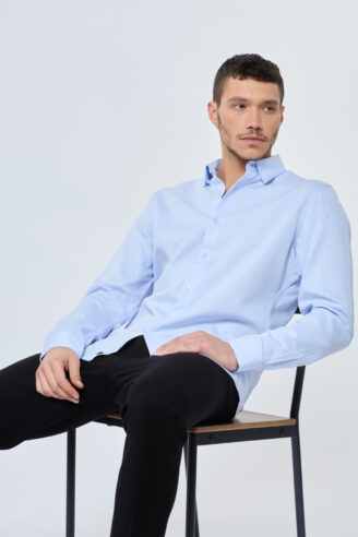 חולצת מכופתרת בד טקסטורה מחויט