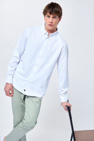 חולצת מכופתרת בד twill אלגנט