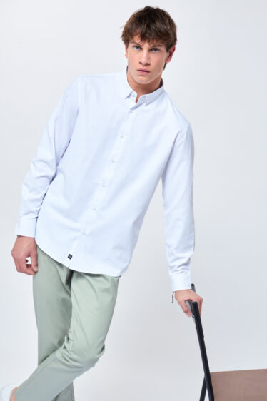 חולצת מכופתרת בד twill אלגנט