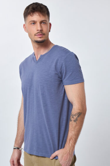 חולצת טי סלאב צווארון ספליט קטן