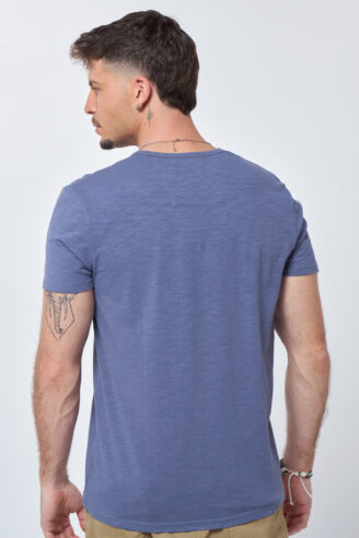 חולצת טי סלאב צווארון ספליט קטן