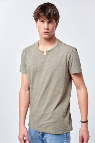 חולצת טי סלאב צווארון ספליט קטן