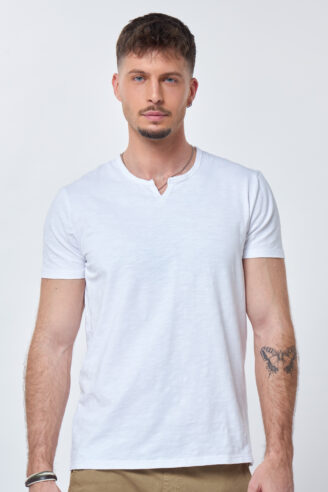 חולצת טי סלאב צווארון ספליט קטן