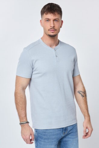 חולצת טי כפתורים בד טקסטורה