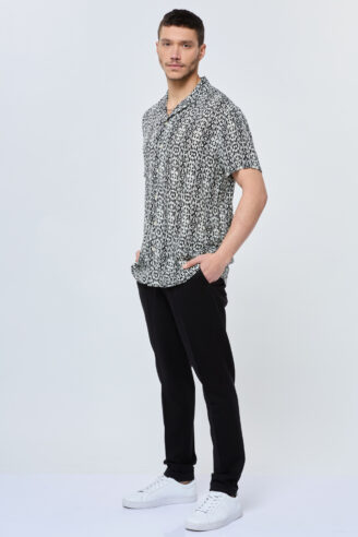 חולצה מכופתרת הדפס שחור לבן