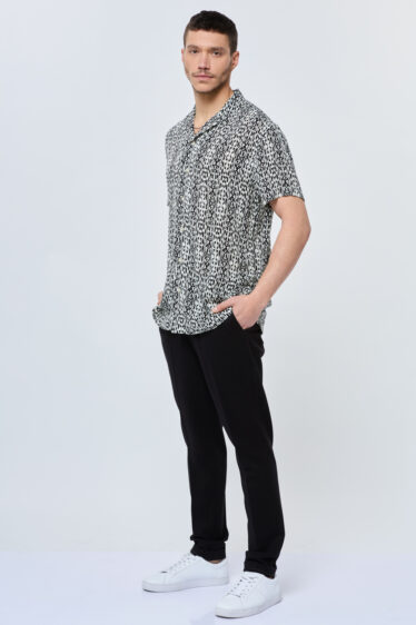 חולצה מכופתרת הדפס שחור לבן